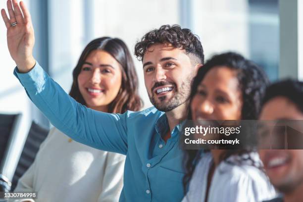 gruppo di persone che ascoltano una presentazione. - domanda foto e immagini stock