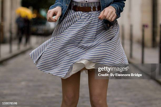 blue skirt in wind - windy skirt - fotografias e filmes do acervo