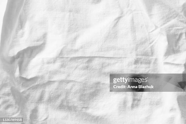 white crumpled textile background. fabric cotton background. - drap photos et images de collection