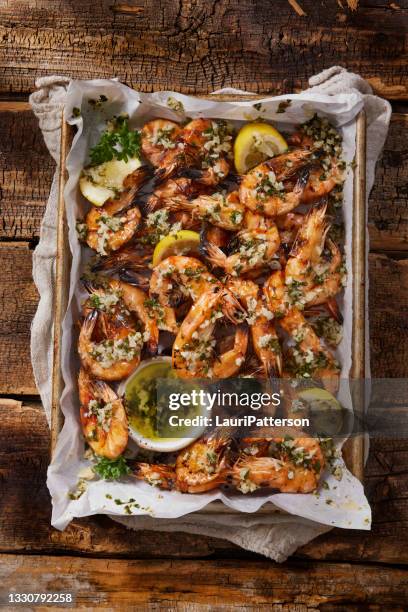 grilled peel and eat spot prawns - stor räka bildbanksfoton och bilder