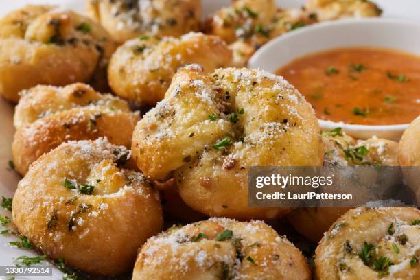 soft and chewy parmesan garlic knots - garlic stockfoto's en -beelden