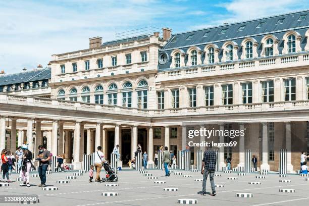 buren columns in palais royal in paris - jardin du palais royal stockfoto's en -beelden