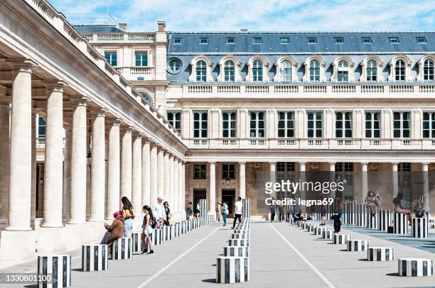 buren columns in palais royal in paris - 皇家宮殿 杜樂麗區 個照片及圖片檔