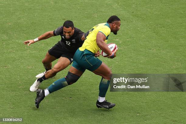 Samu Kerevi of Team Australia breaks past Sione Molia of Team New Zealand to score a try during the Men's Pool A Rugby Sevens match between New...