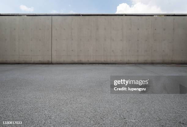 empty parking lot and concrete wall - sidewalk fotografías e imágenes de stock