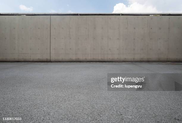 empty parking lot and concrete wall - pavement - fotografias e filmes do acervo