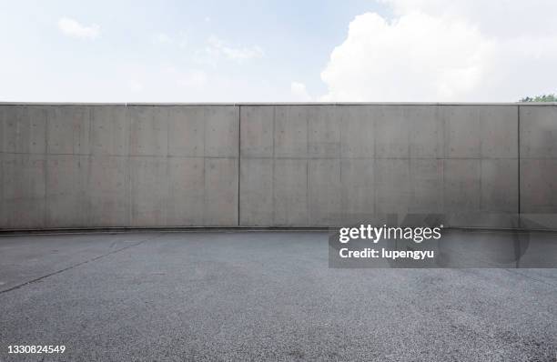 empty parking lot and concrete wall - parete di cemento foto e immagini stock