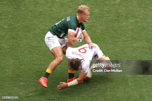 Pretorius of Team South Africa takes on Steve Tomasin of Team United States during the Men's Pool C Rugby Sevens match between South Africa and...