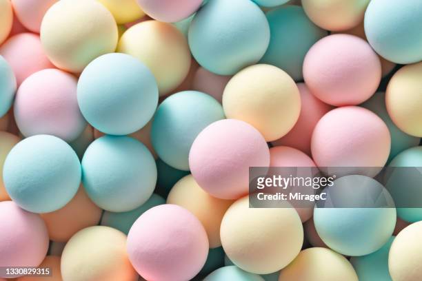 pastel colored marshmallow spheres - confiserie photos et images de collection