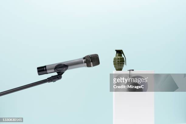 microphone to a grenade speech - propaganda 個照片及圖片檔