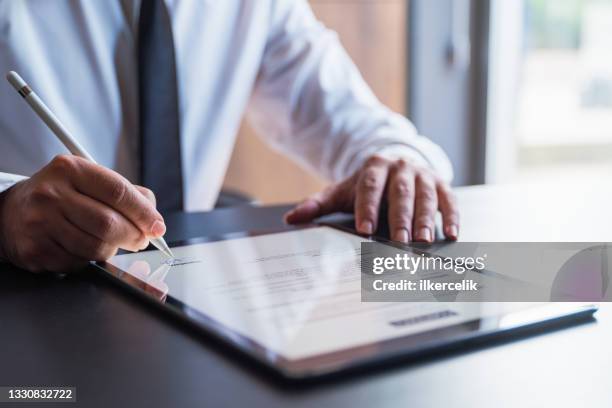 man signing the digital contract - overeenkomst stockfoto's en -beelden