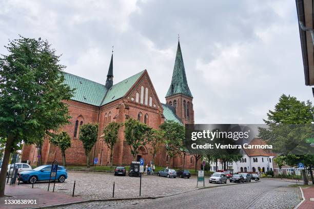 st. johannis church in meldorf, germany - schleswig holstein meldorf fotografías e imágenes de stock