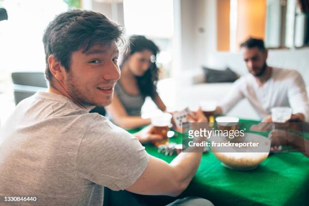 gruppe von freunden, die zu hause poker spielen - college dorm party stock-fotos und bilder