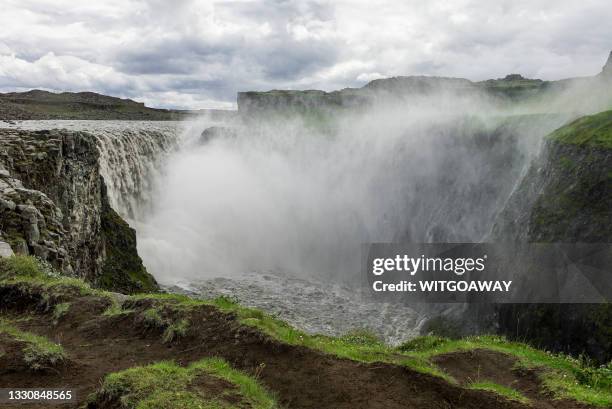 powerful waterfall of dettifoss - dettifoss waterfall foto e immagini stock