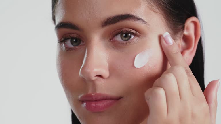 https://media.gettyimages.com/id/1330851416/video/4k-video-footage-of-an-attractive-young-woman-applying-moisturiser-against-a-studio-background.jpg?b=1&s=640x640&k=20&c=w2GlbUWXQkdoi7XQSZ_0RnHF9GwrBB0AHAQdYhpRHTw=