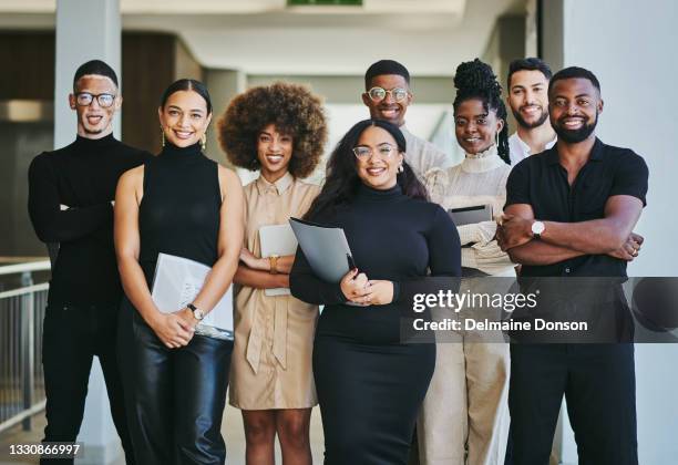portrait d’un groupe d’hommes d’affaires debout dans un bureau - femme dans un groupe dhommes photos et images de collection