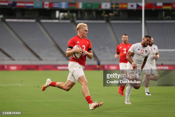 Ben Harris of Team Great Britain runs in to score a try during the Rugby Sevens Men's Quarter-final match between Great Britain and United States on...