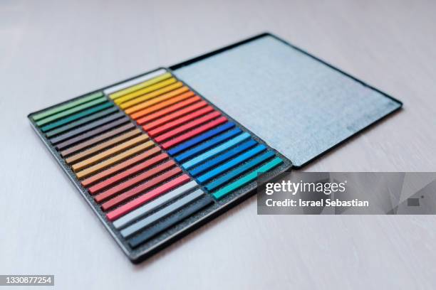 a collection of chalk cakes stored in their metal box on a wooden background. - dessin au pastel photos et images de collection