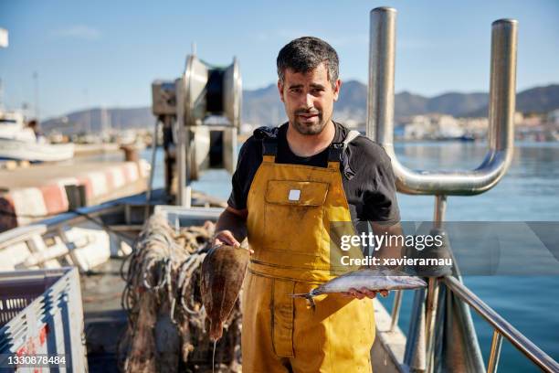 portrait de fisherman holding dover sole et atlantic bonito - pêcheur photos et images de collection