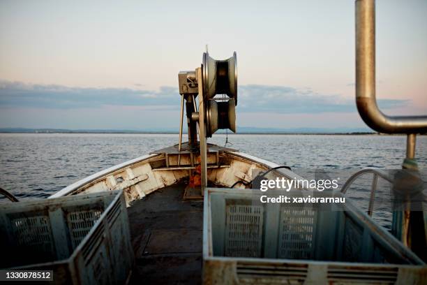 proa de pequeño arrastrero de pesca comercial al amanecer - barco pesquero fotografías e imágenes de stock