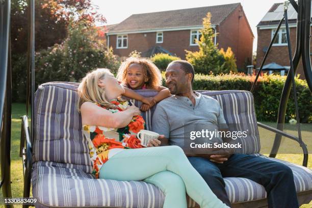 catching up with our granddaughter - interracial wife fotos stockfoto's en -beelden