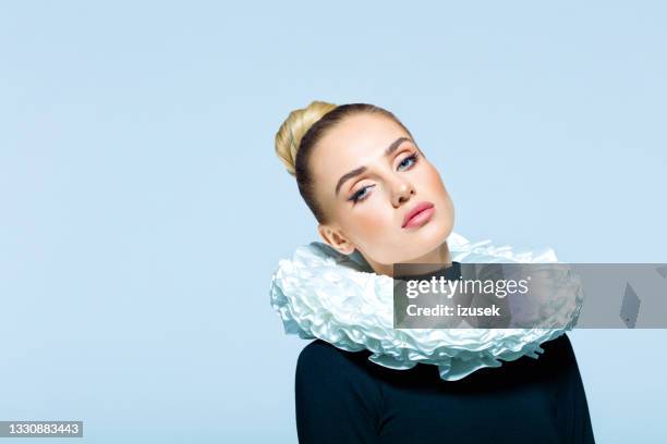 retrato de una mujer con volantes en el cuello - neck ruff fotografías e imágenes de stock