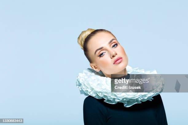 portrait of woman wearing neck ruff - plooikraag stockfoto's en -beelden