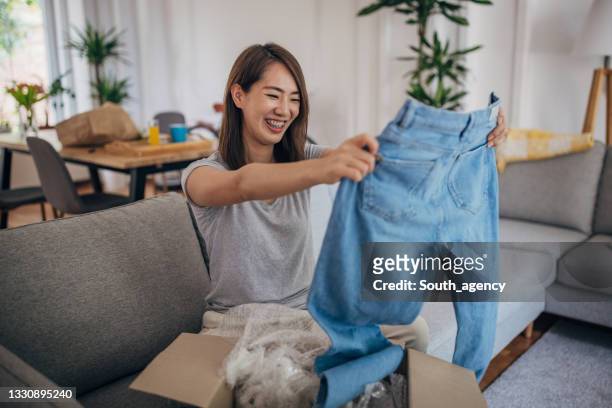 日本人女性はズボンを注文しました - ホームショッピング ストックフォトと画像