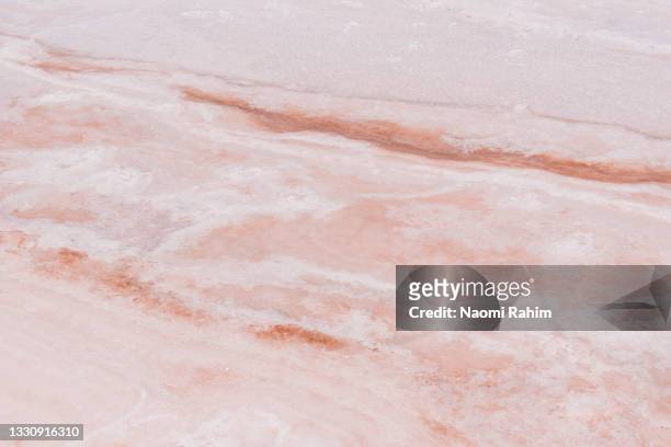marbled pink salt lake abstract textured background - marbling - fotografias e filmes do acervo