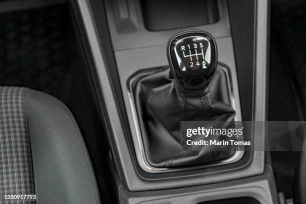 modern car gearbox lever - levier de vitesse photos et images de collection