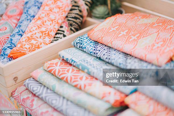 verschiedene auswahl an bedrucktem batikstoffmaterial malaysia tradition kultur handbemaltes textil ausgestellt - sarong stock-fotos und bilder