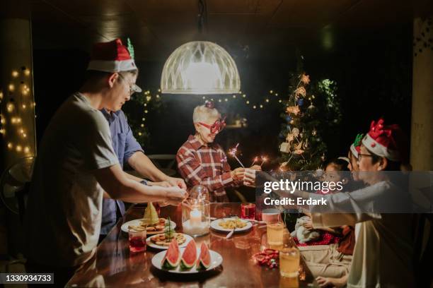 nacht feiern und freude weihnachten und silvester zu hause - stockfoto - großfamilie stock-fotos und bilder