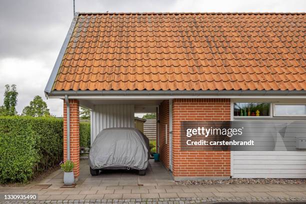 car covered with a tarpaulin - brick house stock pictures, royalty-free photos & images