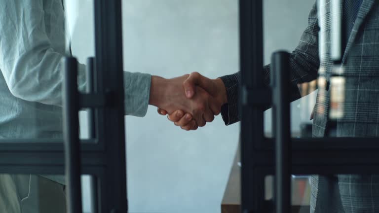 https://media.gettyimages.com/id/1330953038/video/close-up-hands-of-unrecognizable-business-partners-shaking-hands-agree-to-deal-or-say-hello.jpg?b=1&s=640x640&k=20&c=i5ekP63146B_Hn_lkxNd8qsYtt2GfqwBfrfMfctWC6g=