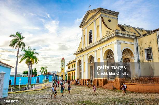 kirche der heiligen dreifaltigkeit und stadtplatz in trinidad, kuba - trinidad stock-fotos und bilder