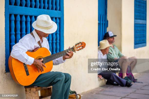 kubanischer straßenmusiker, der in trinidad gitarre spielt. kuba - fado stock-fotos und bilder