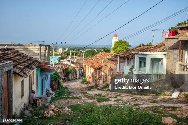 bunte rustikale straßen in trinidad stadt, kuba - trinidad stock-fotos und bilder