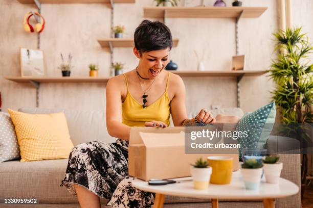 mujer cliente que abre paquete de caja de cartón - receiving fotografías e imágenes de stock