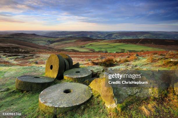 stanage edge millstones, peak district national park, england, uk - peak district national park bildbanksfoton och bilder