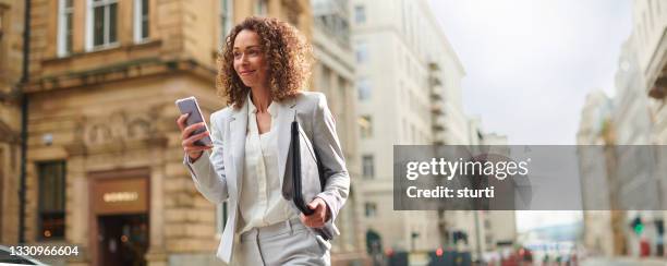 la entrevista salió bien - business woman suit fotografías e imágenes de stock