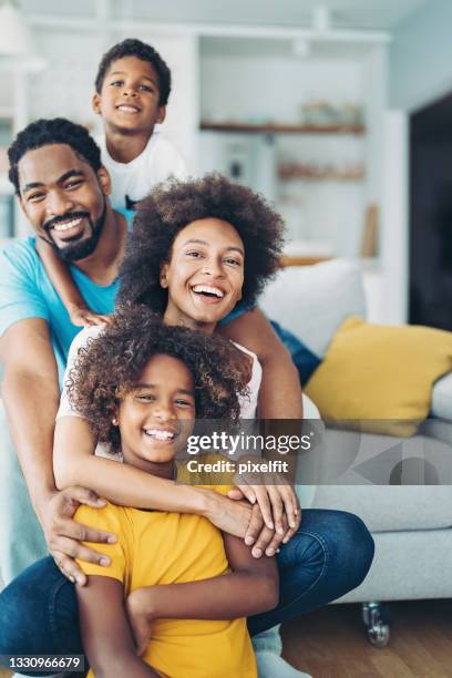 familia afroamericana amorosa con dos hijos - african american children playing fotografías e imágenes de stock