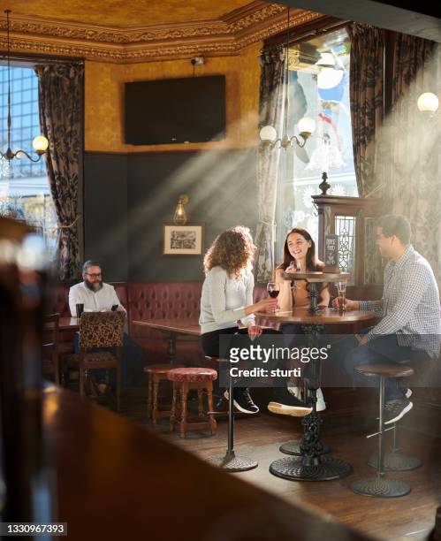 pub friends - english pub stock pictures, royalty-free photos & images