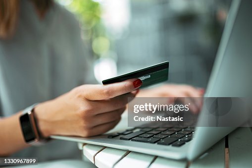 Junge Frau mit Kreditkarte und Laptop Junge Frau mit Kreditkarte und Laptop