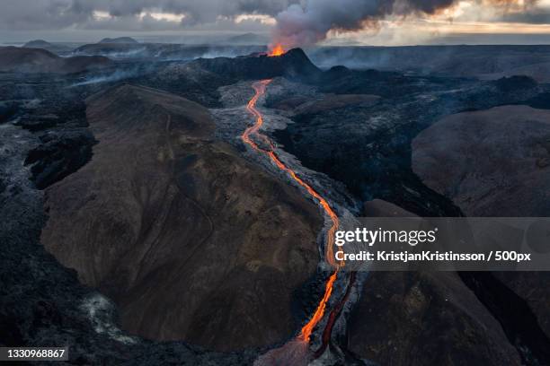 aerial view of volcanic crater lava with steam,geldingadalsgos volcano,iceland - schöne natur stock-fotos und bilder