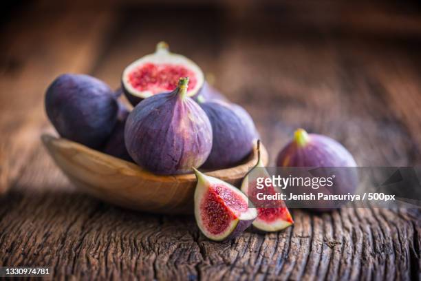 close-up of figs on wooden table - fig imagens e fotografias de stock