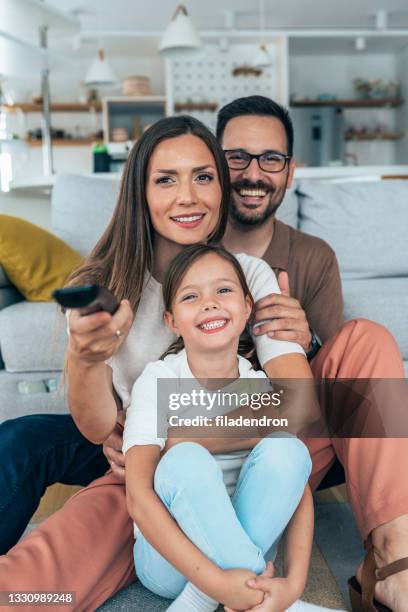 familie beim fernsehen - familie fernsehen stock-fotos und bilder