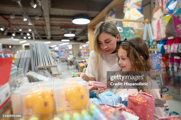madre e hija comprando en una tienda y comprando papelería - artículo de papelería fotografías e imágenes de stock