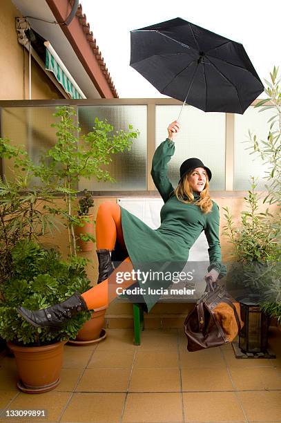 woman flying with umbrella - levitación fotografías e imágenes de stock