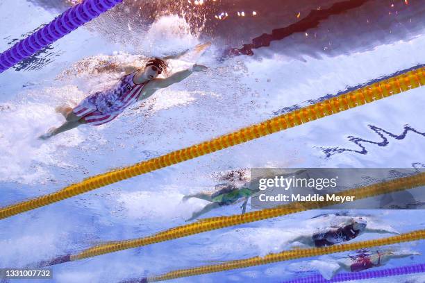 Katie Ledecky of Team United States, Ariarne Titmus of Team Australia, Siobhan Bernadette Haughey of Team Hong Kong and Junxuan Yang of Team China...