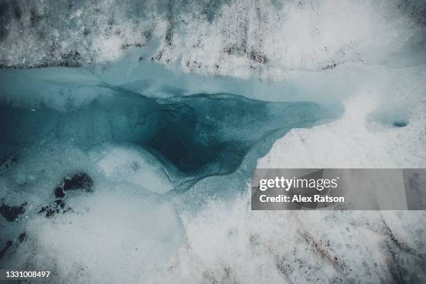 overhead shot of a pool of water on the athabasca glacier - alex pix photos et images de collection